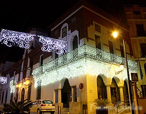 Ayuntamiento iluminado artísticamente en Puente-Genil