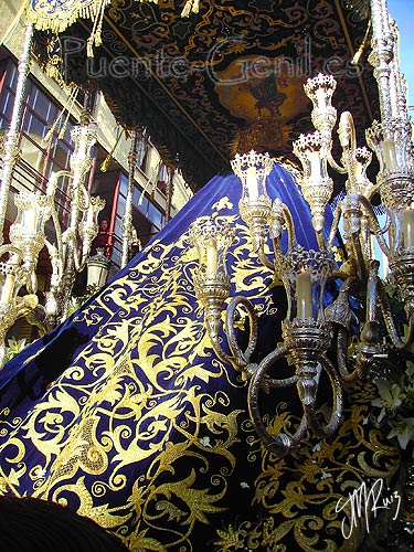Manto de terciopelo azul con bordados en oro. Virgen de la Victoria