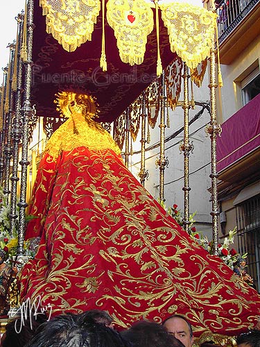 Manto de terciopelo rojo con bordados de oro. Virgen de la Amargura
