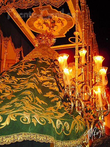 Manto de la Esperanza, bordado en terciopelo verde con hilo de oro