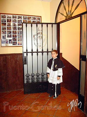 Un nio vestido de aclito entrando al cuartel