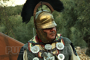 Centurión romano con su casco