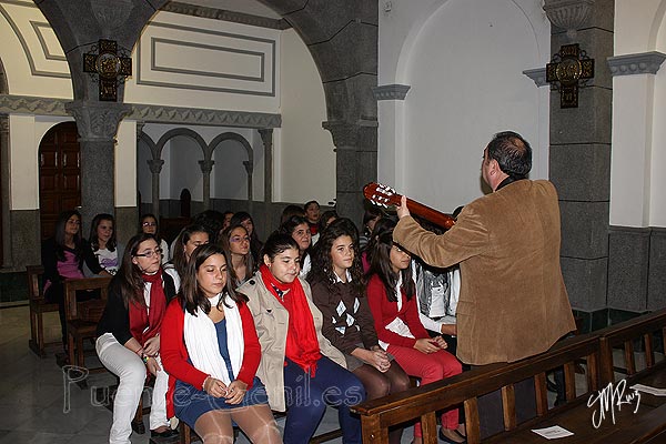Coro de alumnas de Compañía de María en Puente-Genil, Dirigido por el profesor Rafael Sánchez.